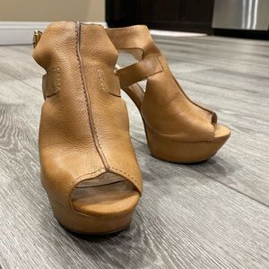 Guess platform tan heels